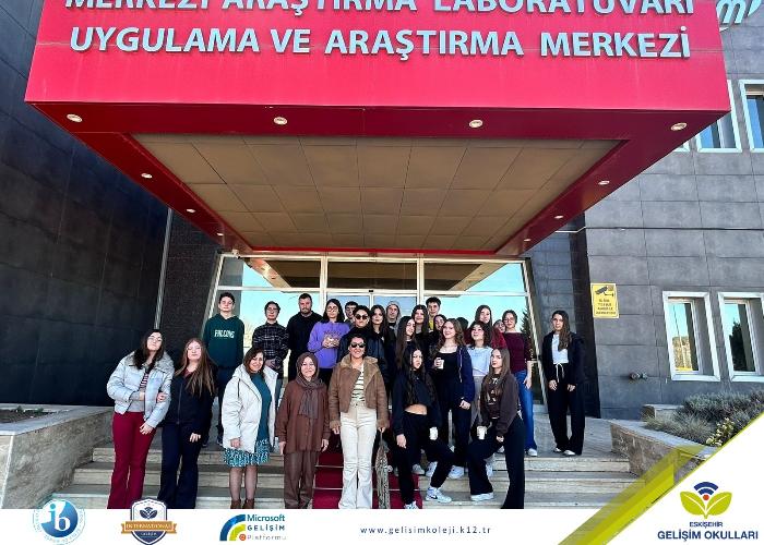KİMYA KULÜBÜ ESKİŞEHİR OSMANGAZİ ÜNİVERSİTESİ ARAŞTIRMA VE UYGULAMA MERKEZİ’NE KEYİFLİ VE ÖĞRETİCİ BİR GEZİ GERÇEKLEŞTİRDİ