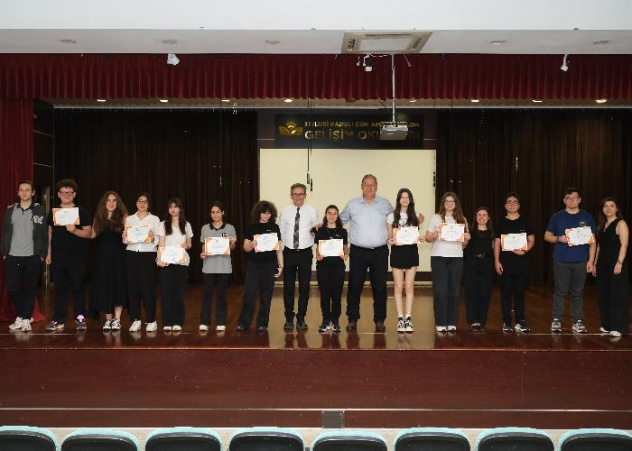 ÖĞLE ARASI SAHNESİ İLE DÜŞÜNMENİN, PAYLAŞMANIN VE BİRLİKTE SORGULAMANIN İZİNİ SÜRDÜK.